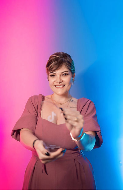 Daniela Faria com troféu TikTok